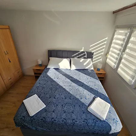 Great Flat Few Minutes From The Beach! * Pula