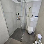 Great Flat Few Minutes From The Beach! 아파트 풀라