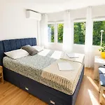 Great Flat Few Minutes From The Beach! * פולה