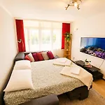 Great Flat Few Minutes From The Beach! פולה
