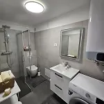 Great Flat Few Minutes From The Beach! * פולה