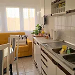 Great Flat Few Minutes From The Beach! * פולה