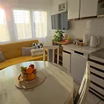 Great Flat Few Minutes From The Beach! דירה