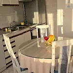 Great Flat Few Minutes From The Beach! דירה פולה
