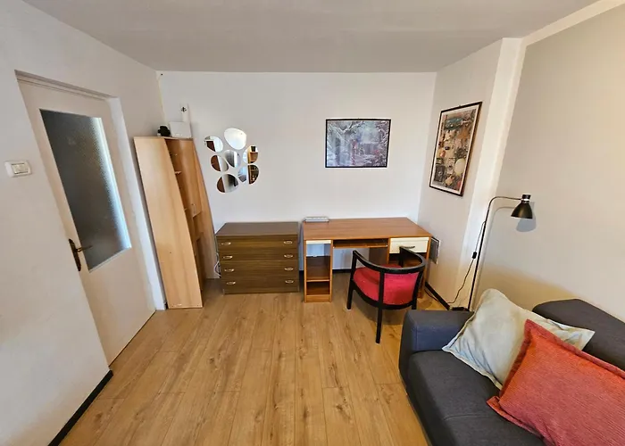 Great Flat Few Minutes From The Beach! Пула