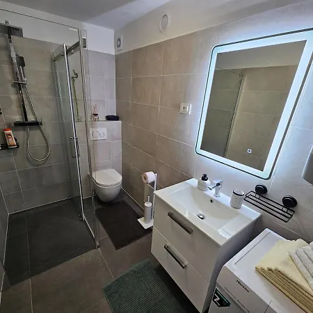 Great Flat Few Minutes From The Beach! Pula