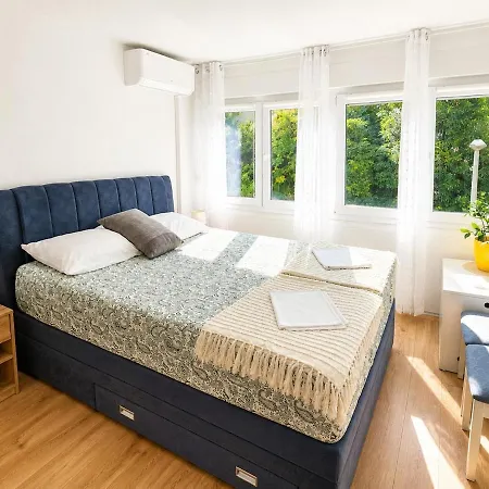 Great Flat Few Minutes From The Beach! * Pula
