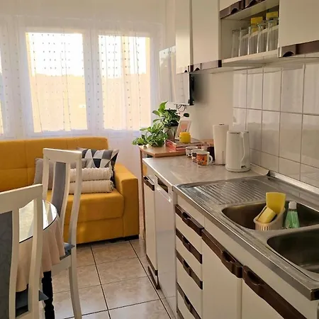 Great Flat Few Minutes From The Beach! * Pula